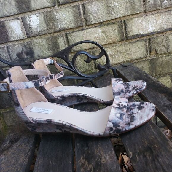 New in box Cole Haan wedge floral sandals size 7 - Picture 1 of 8